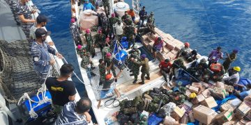 Tiba di Sabu Raijua, KRI AMY-351 Laksanakan Misi Kemanusiaan Bencana Alam Banjir dan Tanah Longsor