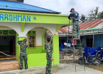 Satgas Pamtas Yonif 131 Bantu Warga Renovasi Musholah di Kampung Sanggaria Papua