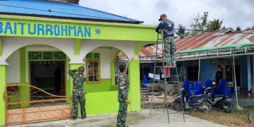Satgas Pamtas Yonif 131 Bantu Warga Renovasi Musholah di Kampung Sanggaria Papua