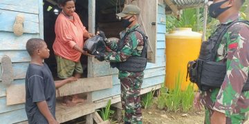 TNI Berbagi Sembako Kepada Masyarakat Perbatasan Di Papua