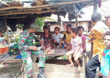 TNI Kunjungi Tokoh Masyarakat Dan Berikan Layanan Kesehatan Di Papua