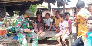 TNI Kunjungi Tokoh Masyarakat Dan Berikan Layanan Kesehatan Di Papua
