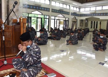 Prajurit TNI AL  Bermunajat Panjatkan Doa Keselamatan ABK KRI Nanggala-402