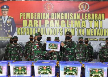 Danrem Merauke Serahkan Bingkisan Panglima TNI Kepada Prajurit Kolakops Korem 174 Merauke