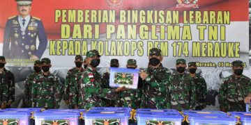 Danrem Merauke Serahkan Bingkisan Panglima TNI Kepada Prajurit Kolakops Korem 174 Merauke