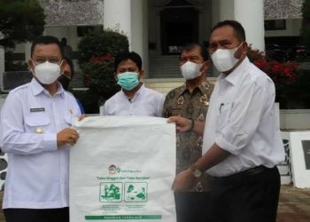 Bupati Toba Terima 4000 Lembar ” Goni ” Dari PT. TPL