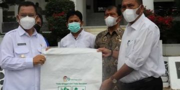 Bupati Toba Terima 4000 Lembar ” Goni ” Dari PT. TPL