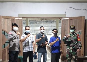 Sinergitas dan Solidaritas Babinsa Koramil Sejangkung Bersama Bhabinkamtibmas Laksanakan Pengamanan Gereja