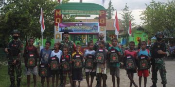 TNI Berbagi Tali Asih Pada Hari Idul Fitri di Kampung Mosso Papua