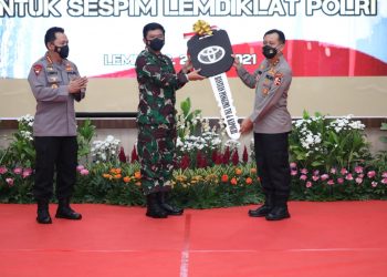 Panglima TNI dan Kapolri Serahkan Bantuan Kendaraan Dinas untuk Sespim Lemdiklat Polri