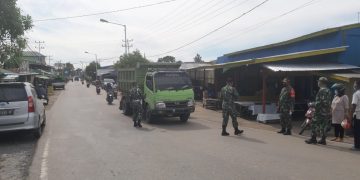 Dandim 1208/Sambas Bagikan Masker Dan Berikan Himbauan Prokes Di Pasar Pagi