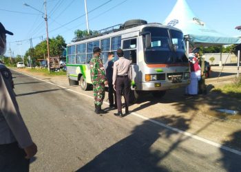 Antisipasi Penyebaran Covid-19, Koramil 06/Selakau Lakukan Penyekatan Kendaraan