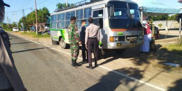 Antisipasi Penyebaran Covid-19, Koramil 06/Selakau Lakukan Penyekatan Kendaraan