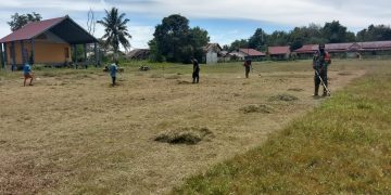 Babinsa Temajuk Bersama Karang Taruna Batu Bejulang Bersihkan Lapangan Sepak Bola