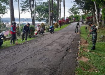 Jaga Kebersihan Lingkungan, Yonif 642/Kapuas Bersama Warga Bersihkan Di Sekitaran Taman Sanggau Permai