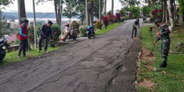 Jaga Kebersihan Lingkungan, Yonif 642/Kapuas Bersama Warga Bersihkan Di Sekitaran Taman Sanggau Permai