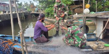 Prajurit Yonif 645/Gty Laksanakan Komsos Dengan Masyarakat Nelayan di Desa Sebubus