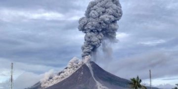 Gunung Sinabung Tunjukkan Aktivitas Vulkanik, Semburkan Kolom Abu Setinggi 3.500 Meter