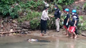 Mayat pria ditemukan mengambang di Sungai Ciliwung, Kota Depok, Selasa 1 Juni 2021. TEMPO/ADE RIDWAN