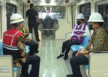 Tinjau Progres Pembangunan LRT, Jokowi Nikmati Kenyamanan Naik LRT