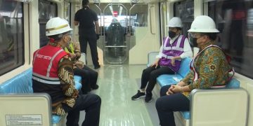 Tinjau Progres Pembangunan LRT, Jokowi Nikmati Kenyamanan Naik LRT