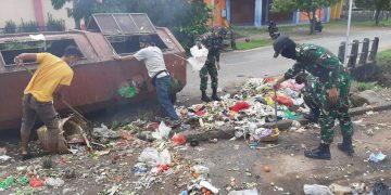 Personel Yonif 642/Kapuas Melaksanakan Pembersihan Di Sekitar Pasar Sentral Sanggau