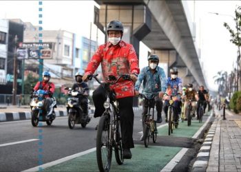 Peringati Hari Sepeda Dunia, Anies Gowes Bareng Dubes Denmark & Belanda ke Balai Kota