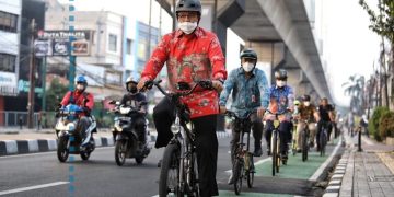 Peringati Hari Sepeda Dunia, Anies Gowes Bareng Dubes Denmark & Belanda ke Balai Kota