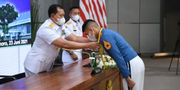 Kasal Anugerahi Adhi Makayasa Putra Papua Anak Juru Parkir