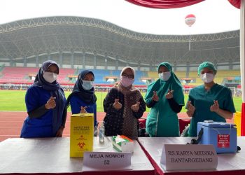 Ketua PMI Kota Bekasi Ikut Pantau Vaksinasi Massal di Stadion Patriot Candrabhaga Kota Bekasi