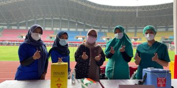 Ketua PMI Kota Bekasi Ikut Pantau Vaksinasi Massal di Stadion Patriot Candrabhaga Kota Bekasi