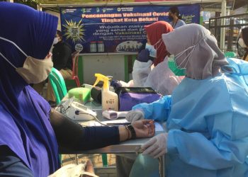 Warga Bekasi Antusias Ikuti Vaksinasi Covid-19 Massal