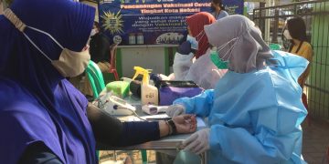 Warga Bekasi Antusias Ikuti Vaksinasi Covid-19 Massal