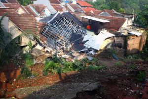 Longsor di Ciputat (Foto: Antara)