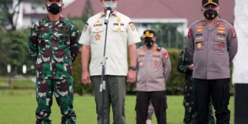Anies Baswedan: Karyawan di Sektor Nonesensial Dipaksa Kerja, Laporkan!