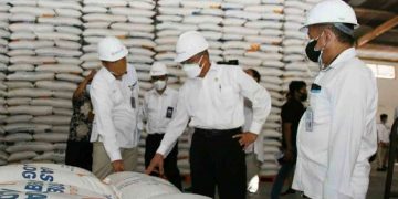 Menko PMK Minta Bulog Berikan Beras Terbaik Dalam Paket Bansos Covid-19 Untuk Masyarakat