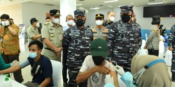 TNI AL Laksanakan Serbuan Vaksin Masyarakat Maritim Di 174 Titik Se-Indonesia