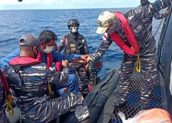 KRI Tatihu-853 Evakuasi ABK KM Mitra Usaha yang Tenggelam di Perairan Laut Halmahera Selatan