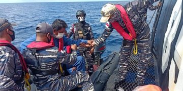 KRI Tatihu-853 Evakuasi ABK KM Mitra Usaha yang Tenggelam di Perairan Laut Halmahera Selatan
