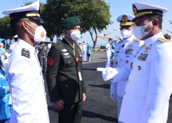 Wakasal Dampingi Capaja AAL pada Upacara Praspa TNI-Polri di Surabaya