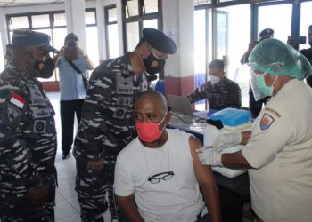 Masyarakat Pelabuhan Umum Biak Jadi Sasaran Serbuan Vaksinasi Maritim TNI AL