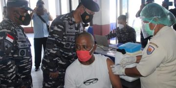 Masyarakat Pelabuhan Umum Biak Jadi Sasaran Serbuan Vaksinasi Maritim TNI AL