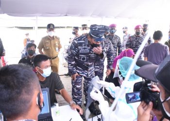 TNI AL Lakukan Vaksinasi Masyarakat Maritim Muara Gembong Sembari Asah Naluri Tempur
