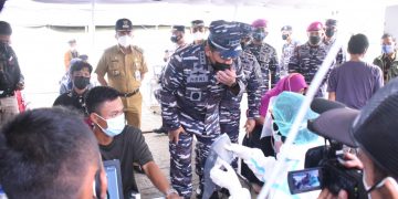 TNI AL Lakukan Vaksinasi Masyarakat Maritim Muara Gembong Sembari Asah Naluri Tempur