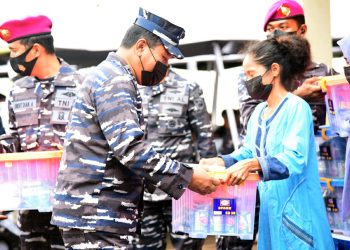 TNI AL Bagikan 1500 Paket Sembako untuk Warga Muara Gembong