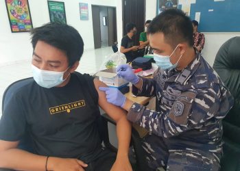 TNI AL Laksanakan Serbuan Vaksin Masyarakat Sangatta