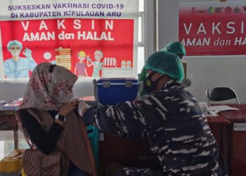 Prajurit TNI AL Totalitas Serbuan Vaksinasi Warga Kepulauan Aru