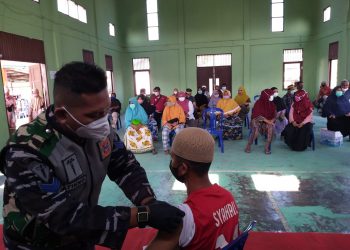 Prajurit TNI AL Balikpapan Vaksinasi Masyarakat  Pesisir Pantai Lango