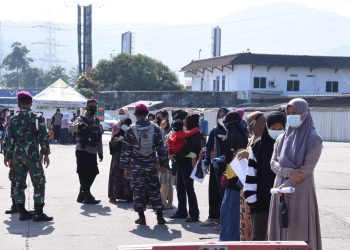 Antusiasme Masyarakat Banten Mendapatkan Vaksinasi TNI AL, Padati Pelabuhan Merak