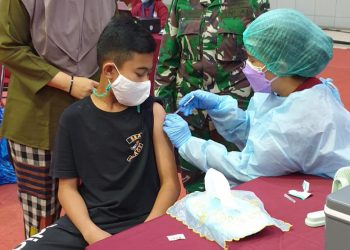 Nakes TNI AL Bantu Kelancaran Vaksinasi Khusus Anak-Anak